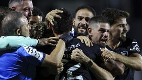 Jogadores do Académico Viseu celebram vitória (2-1) frente ao V. Guimarães