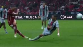 'Eles até caem': Paulinho volta de lesão e marca golaço pelo Toluca