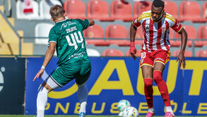 Keita Abdoulaye (AVS) e Zolotic (Farense) em ação