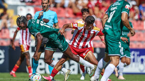 Joseph Nduquidi (Farense) durante o AVS SAD-Farense