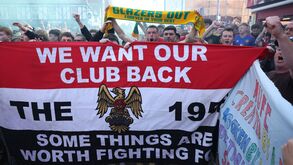 Adeptos do United protesta contra a direção antes do dérbi de Manchester