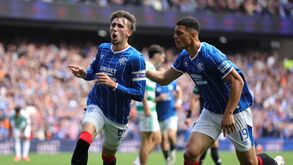 Dan Neil bisou no Old Firm