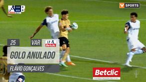 Flávio Gonçalves marcou um golaço... mas lance foi anulado por mão na bola