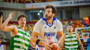 Jogadores do Futebol Clube do Porto e Sporting em jogo de basquetebol