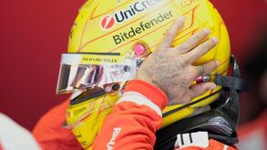 Lewis Hamilton representa a Ferrari