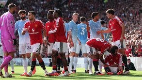 Momento de confusão após a expulsão de Phil Foden