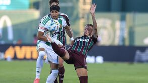 João Marinho, do Rio Ave, disputa bola com jogador da E. Amadora