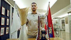 André Sabino com os trofeús da Liga Revelação e da Taça de Portugal