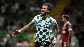 O jogador festeja o golo. Festa