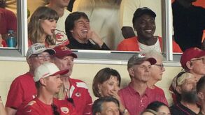 Taylor Swift assiste ao jogo dos Kansas City Chiefs ao lado de Tom Cruise