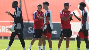 Marco Silva cumprimenta Tomás Araújo antes do início do treino
