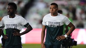 Vinícius, Mbappé e Konaté taparam parte da t-shirt de apoio