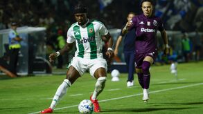 Nelson Abbey em ação com a bola