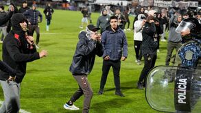 Adeptos do Platense invadiram o relvado no fim do jogo com o Fluminense