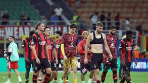 Jogadores do Milan após a derrota com o Benfica
