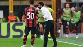 AC Milan's head coach Ruben Amorim talks with Ardon Jashari