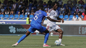 Eddy Doué em ação pelo Estrela da Amadora contra o Alverca