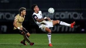 Roméo Beney, extremo do Famalicão, contra Maxi Araújo, lateral do Sporting