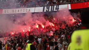 Adeptos com tochas na bancada diante do Gil Vicente