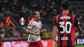Kaminski marcou e assistiu no triunfo do Benfica em Milão