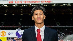 JJ Gabriel em Old Trafford quando recebeu o prémio de melhor jovem do ano 2025/26 do Man. United