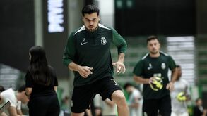 Jogadores em aquecimento no Sporting-Benfica