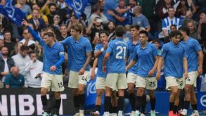 Equipa do Brighton celebra o golo 
