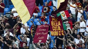 Adeptos da Roma no Estádio Olimpico antes do duelo frente ao Inter