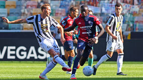Cagliari triunfa em Udine