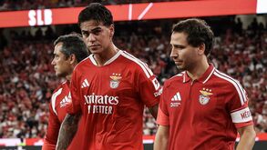 Enzo Barrenechea com lesão no joelho esquerdo
