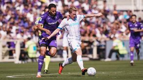 Kevin De Bruyne protege a bola de Viery no Fiorentina-Nápoles