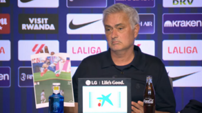 Mourinho levou uma folha com dois lances polémicos