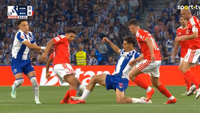 Gabri Veiga viu amarelo por entrada sobre Bah mas jogadores do Benfica queriam vermelho e Marco Silva sorriu no banco