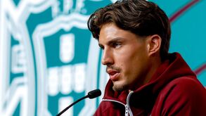 O jogador na Conferência de Imprensa em discurso