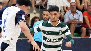 Diogo Santos (com o olho esquerdo visivelmente inchado) em ação no Famalicão-Sporting