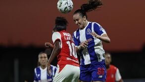 Daniela Santos, autora do golo, salta mais alto que uma adversária