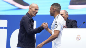 Kylian Mbappe cumprimenta Zinedine Zidane