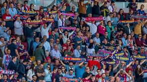 Adepto do GD Chaves exibe cachecol em apoio à equipa em dia de celebração