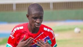 O prodígio da Gâmbia, com 15 anos, é cobiçado por Benfica e Sporting