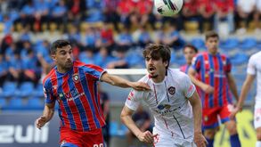 Jogadores disputam a bola