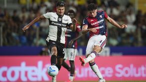 Alessandro Romano (à direita) joga no Cagliari