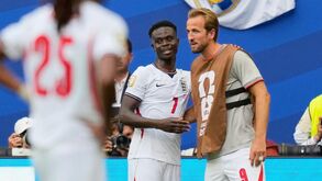 Saka ao lado Kane