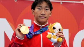 Shin Ohashi com a medalha de ouro 