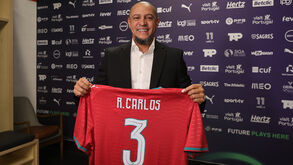 Roberto Carlos recebeu camisola de Portugal com o número 3