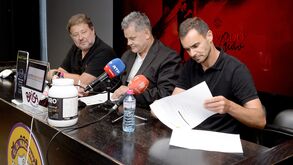 João Gião e Rui Alves, presidente do Nacional, no momento da assinatura do contrato
