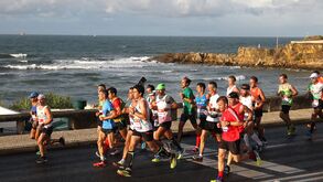 Corredores participam na Maratona de Lisboa junto ao mar
