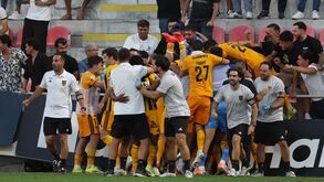 Jogadores celebram golo do Lus. Lourosa