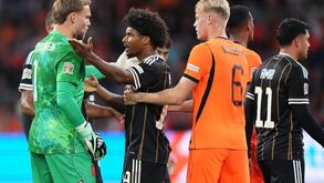 Adeyemi discute com Verbruggen