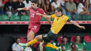 Ben Davies com Pedro Neto