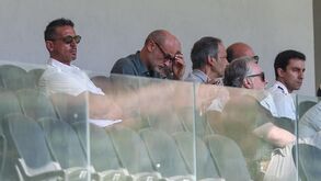 Elementos da direção assistem aos treinos da equipa na bancada